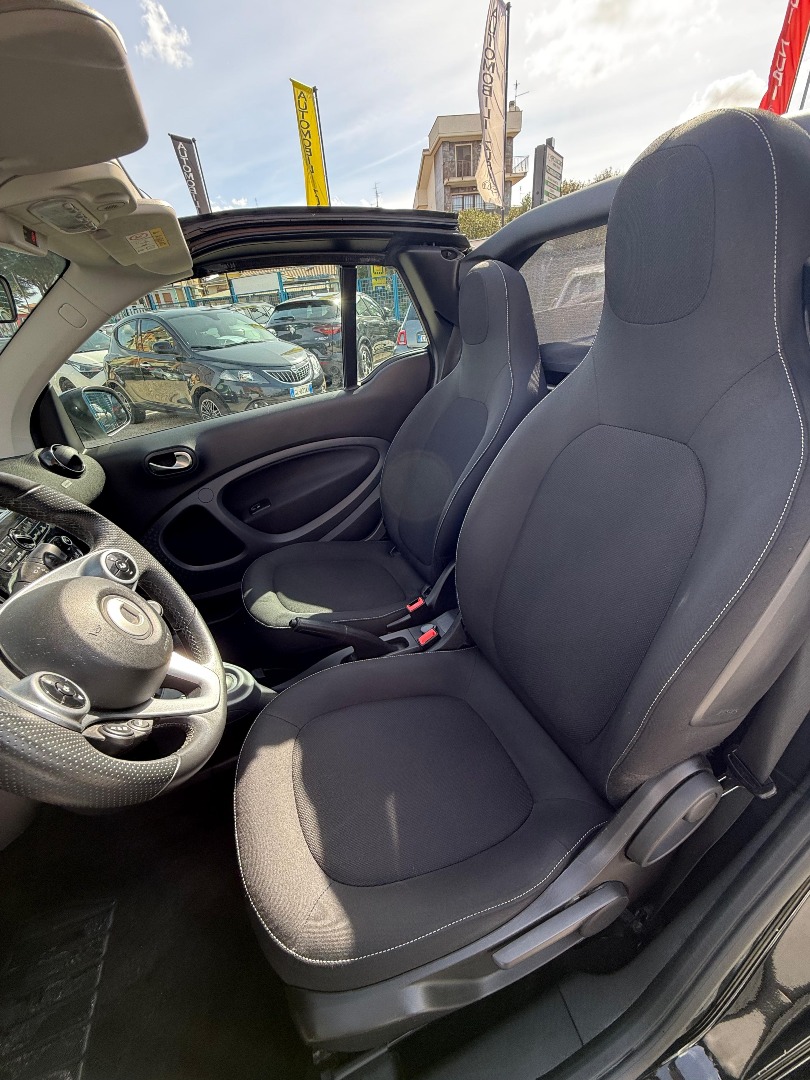 Immagine 2 - SMART FORTWO **Cabrio** 1.0 All.twinamic